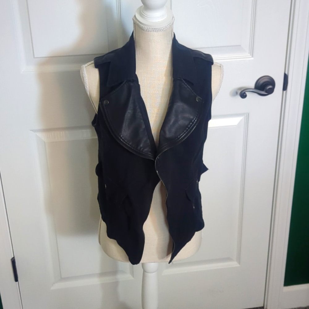 Size M Medium Mossimo black Suede and leather vest
